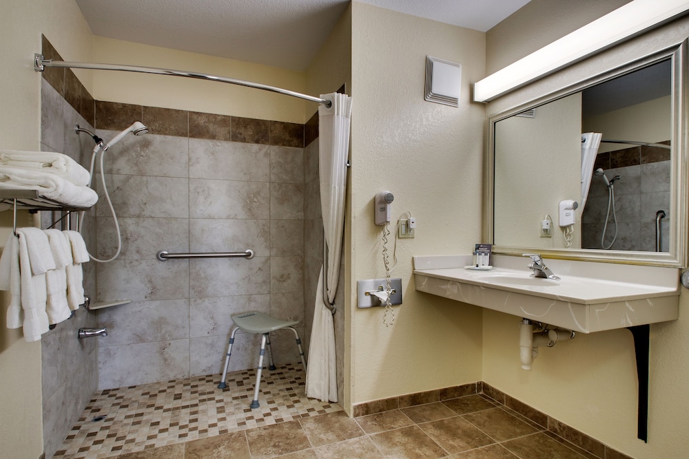 Room, 1 Queen Bed, Accessible (Handicapped Queen) photo 3