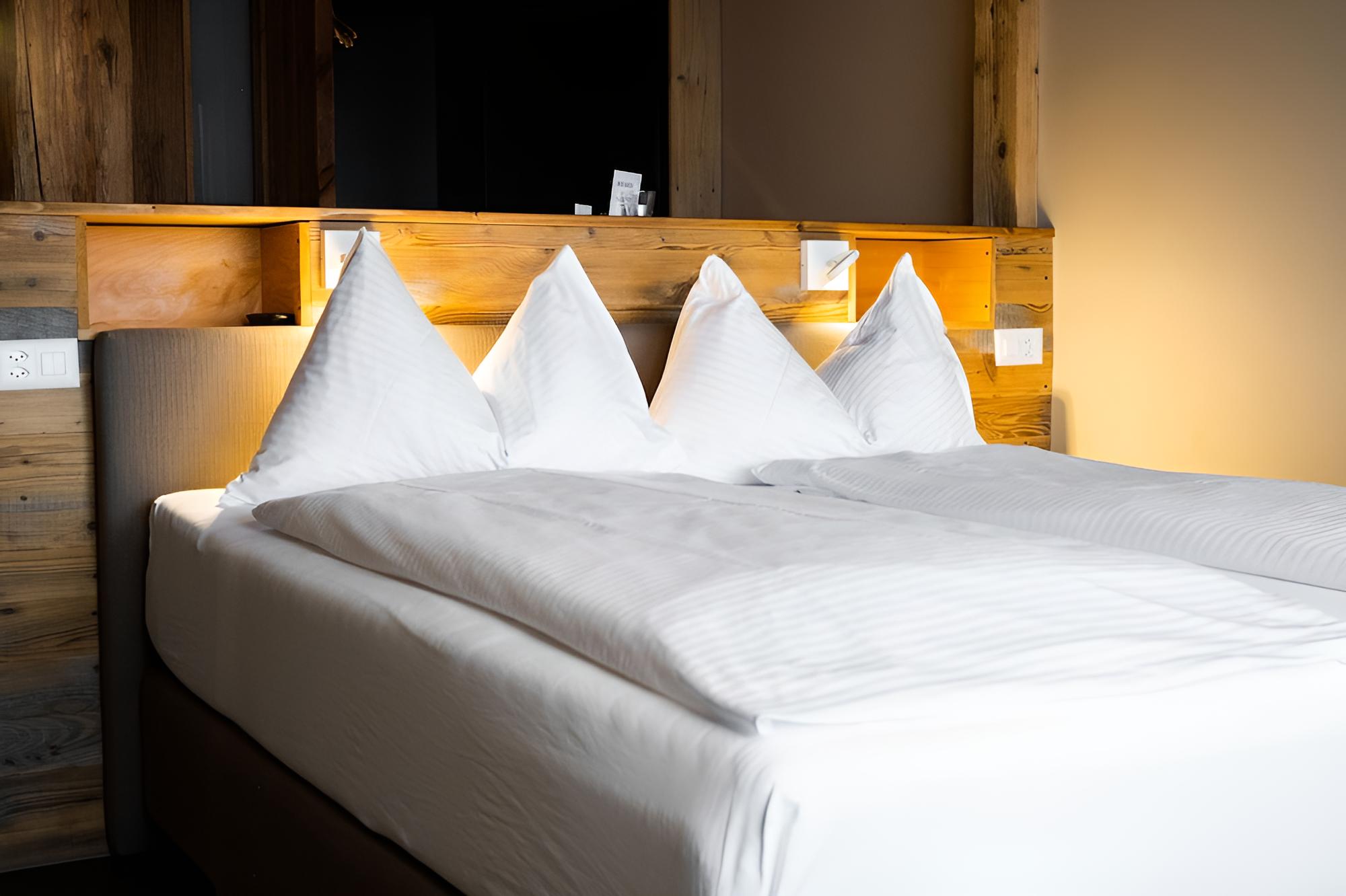 Premium Double Room, 1 King Bed, Balcony, Lakeside photo 1