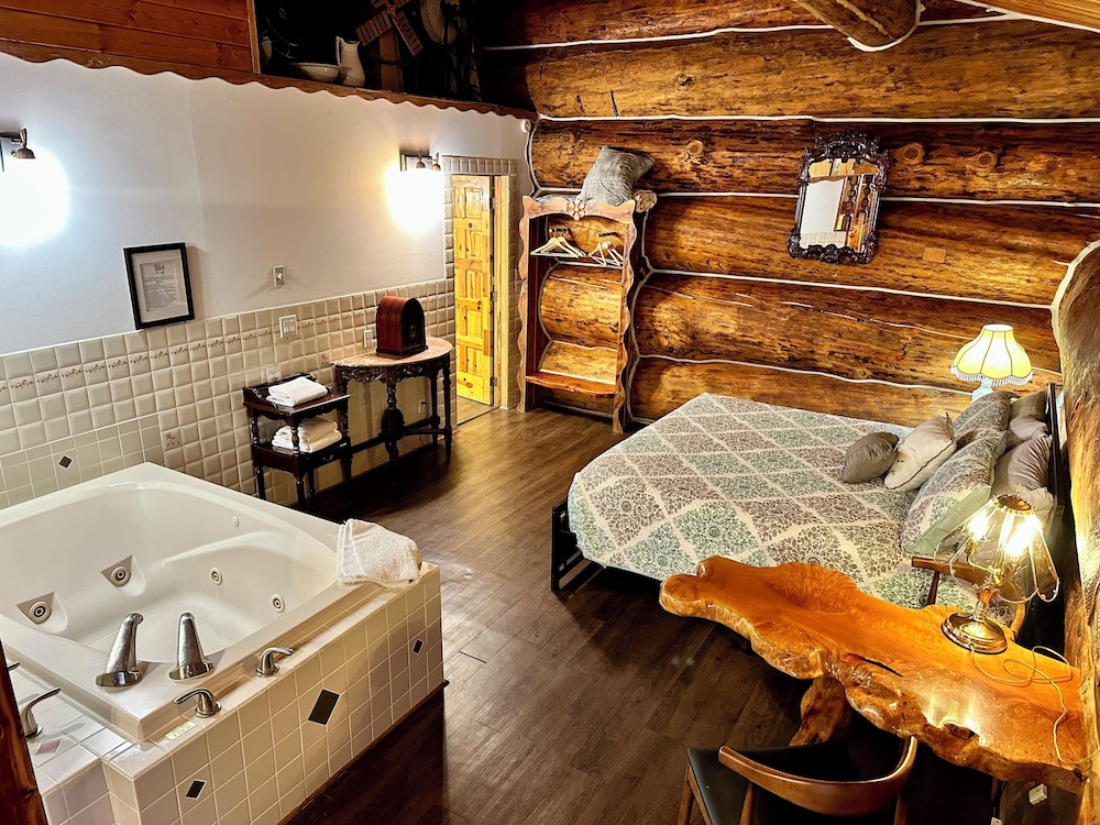 Signature Cabin, 1 Queen Bed with Sofa bed (Mrs. No) photo 3