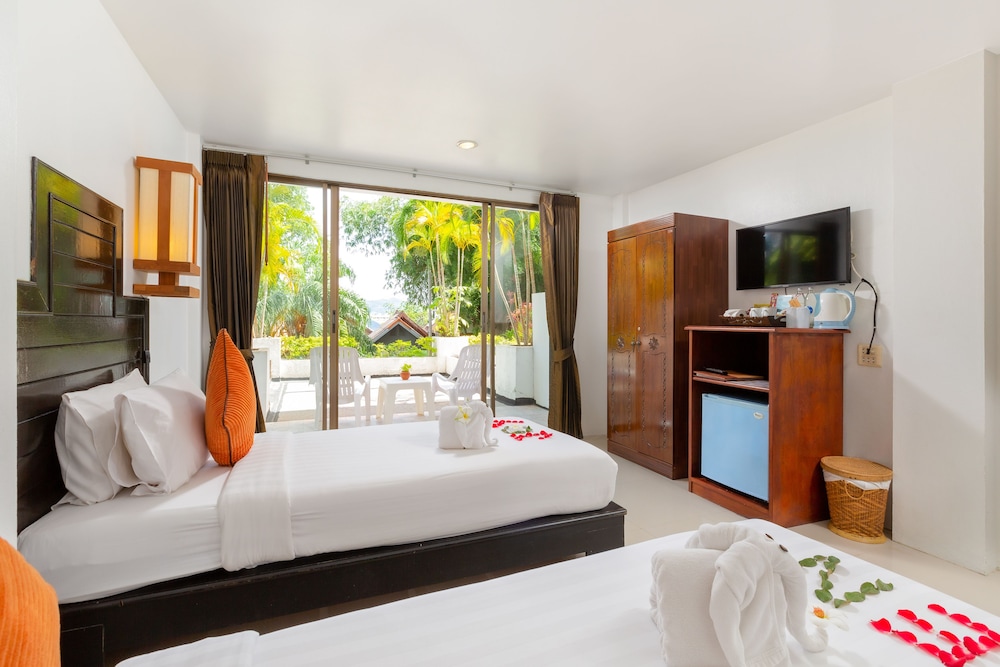 Grand Deluxe with Pool View - Photo 5