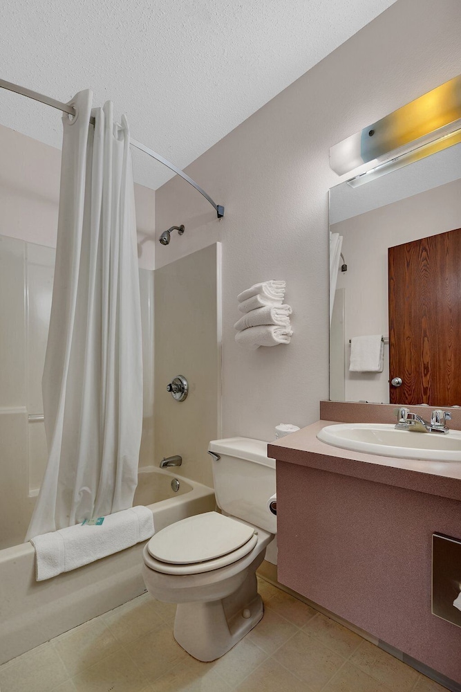 Basic Double Room, 2 Queen Beds, Non Smoking photo 1