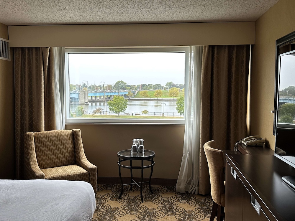 Room, 1 King Bed, Accessible, Non Smoking (Roll-In Shower) - Photo 4