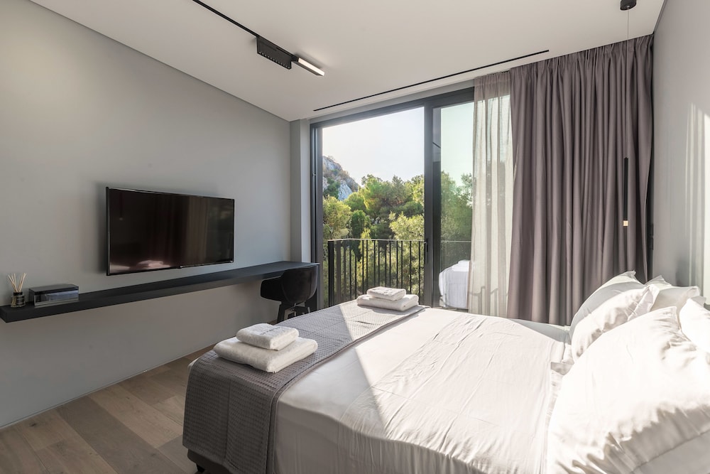 Deluxe Studio, Hill View (Suite, 401) photo 2