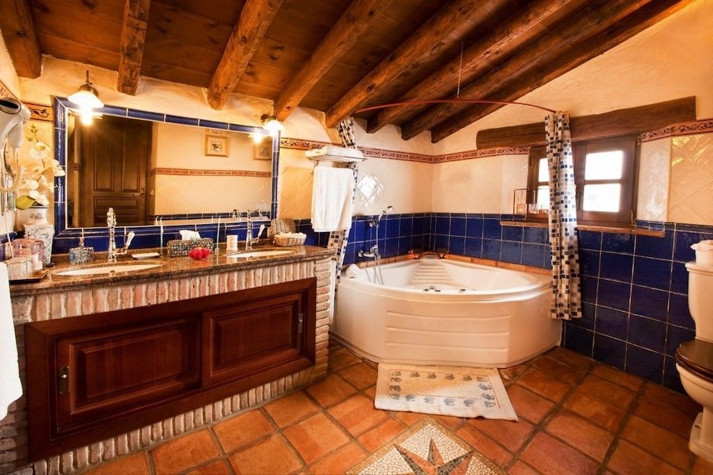 Deluxe Suite, Jetted Tub, Valley View photo 3