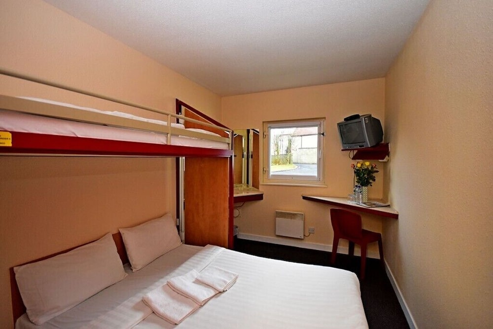 Basic Triple Room, 1 Bedroom (Shared)