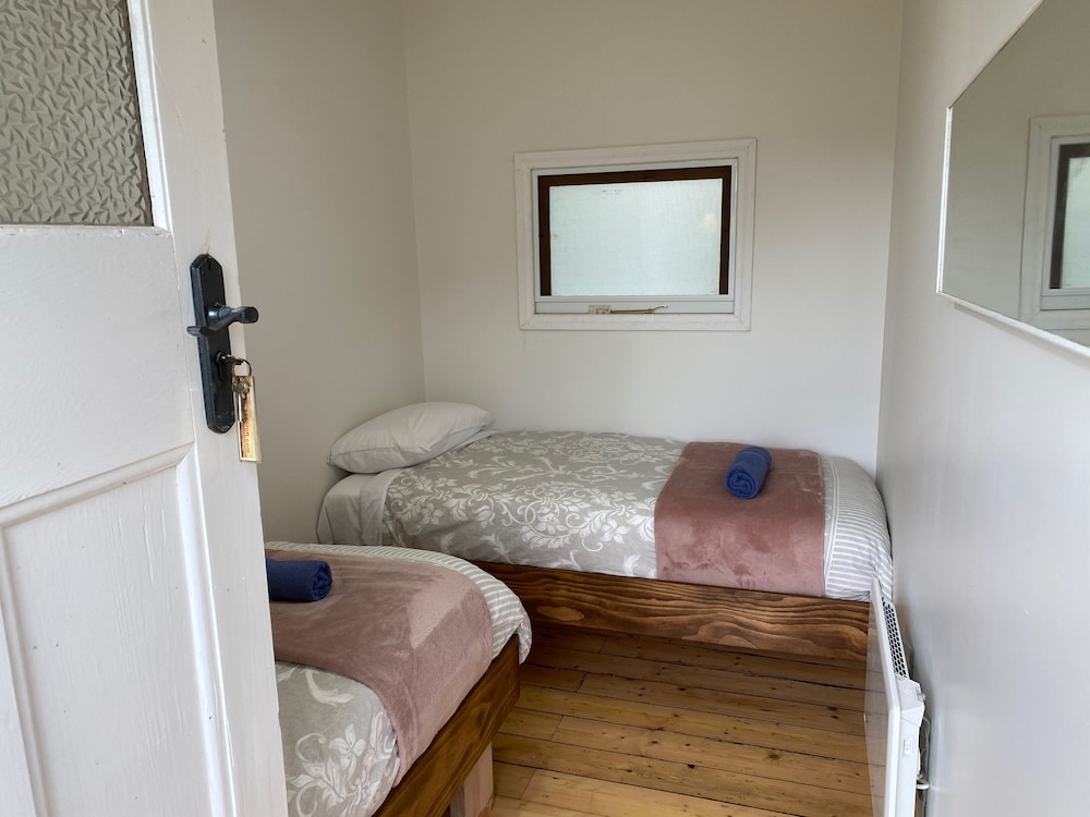 Seacroft Room 10, 2 Twin beds, Courtyard view photo 2