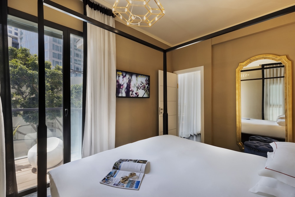 Deluxe Suite, 1 Bedroom, Balcony photo 3