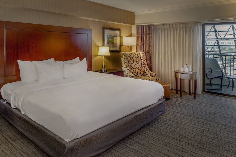 Premium Room, 1 King Bed, Balcony (Interior Balcony) - Photo 7