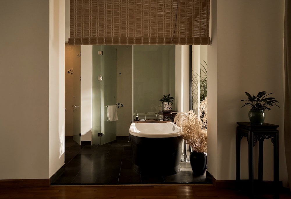 Deluxe Double Room thumbnail 6
