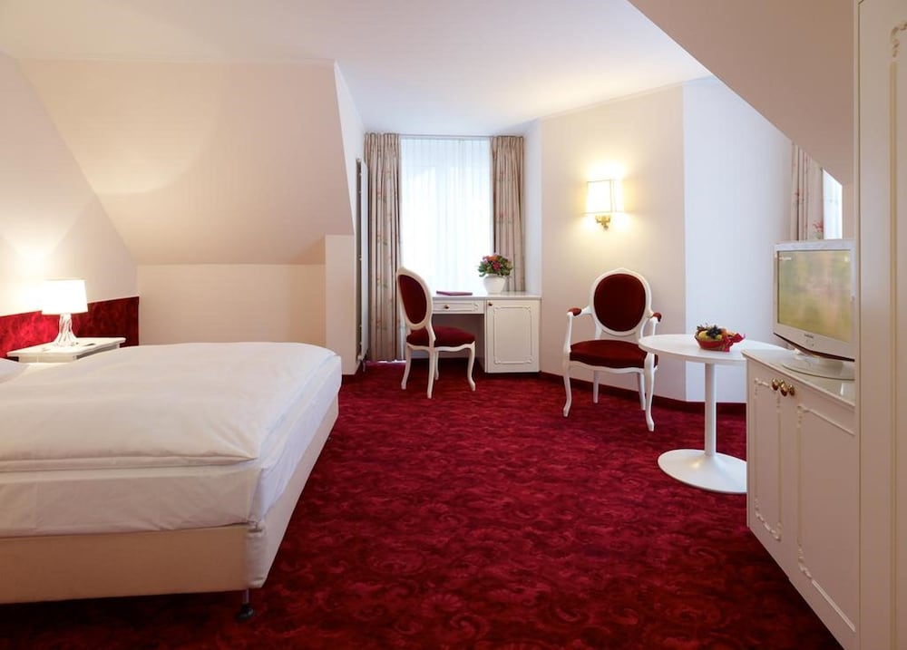Single Room, 1 Queen Bed photo 2