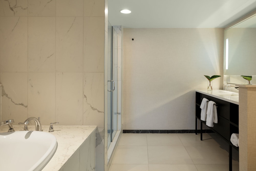 Luxury Suite, 1 Bedroom, Pool View - Photo 5
