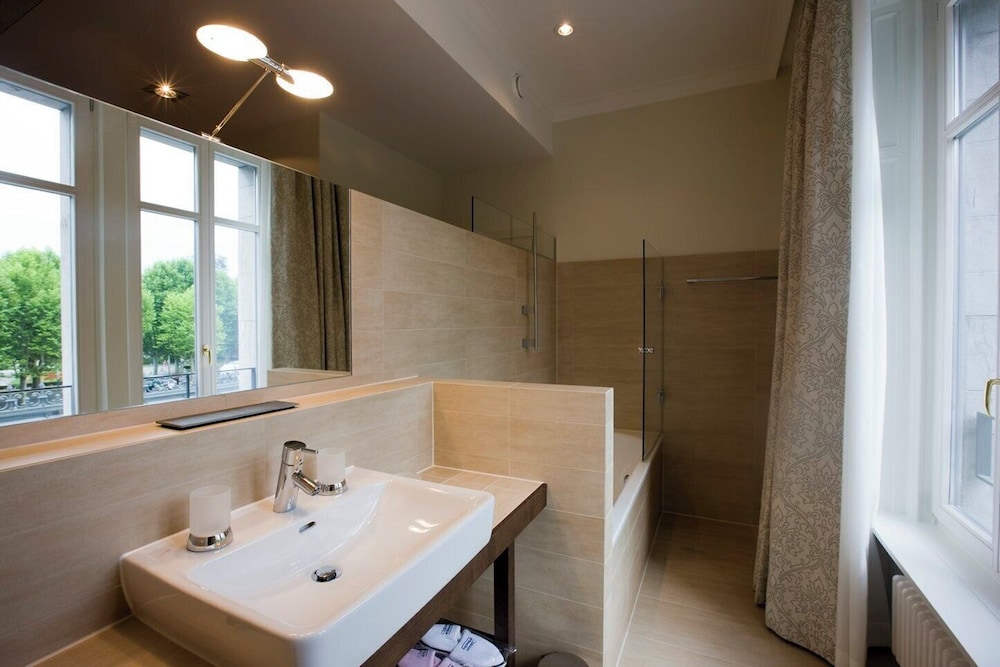 Deluxe Room, 1 Queen Bed, City View photo 2