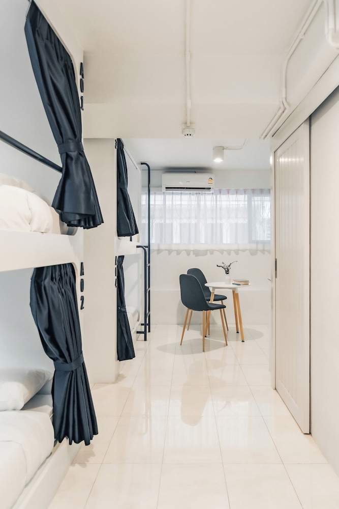 Quadruple Family with Private Bathroom - Photo 1