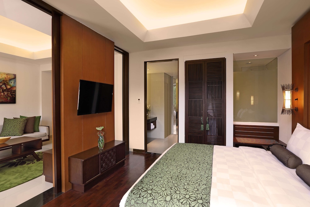 Suite, Pool View