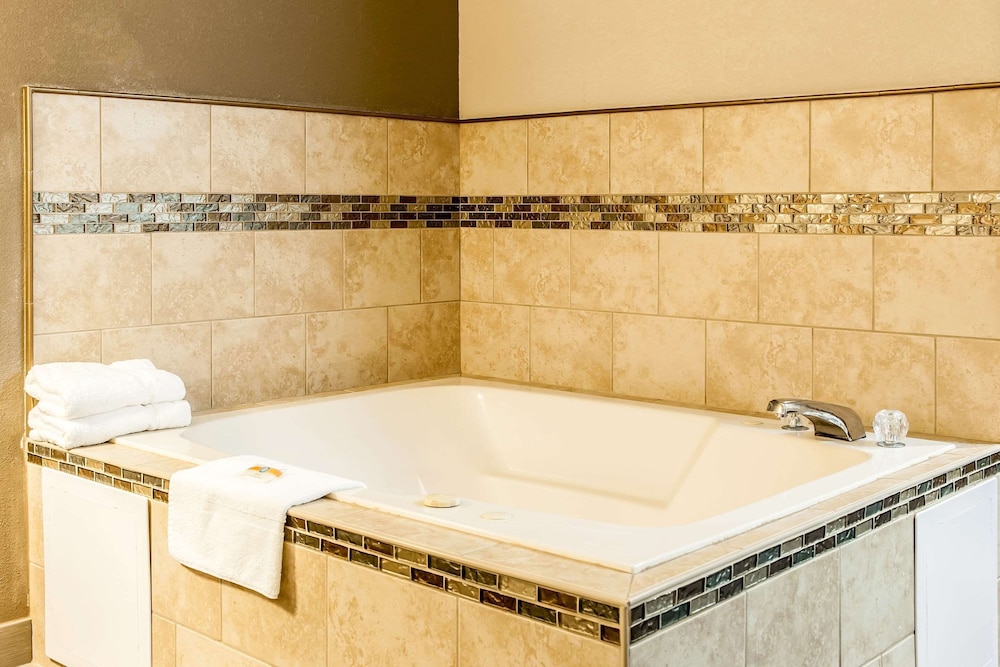 Standard Room, 1 King Bed, Non Smoking, Jetted Tub - Photo 3