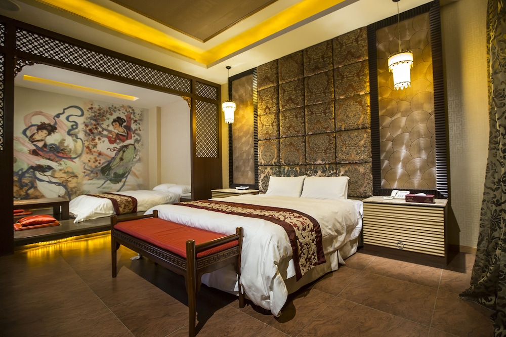 Classic Quadruple Room, 2 Queen Beds, Jetted Tub photo 1