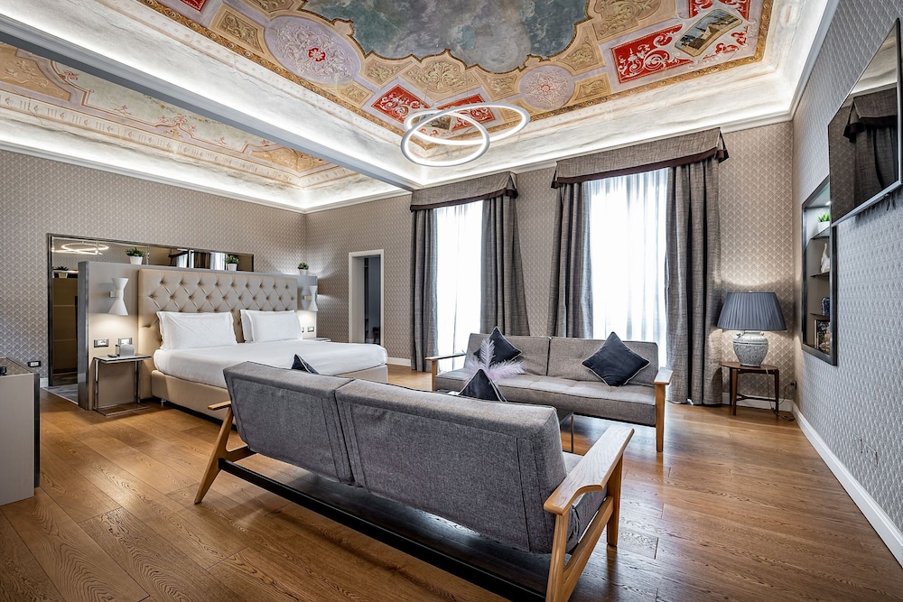 Presidential Studio Suite, Bathtub, City View photo 1