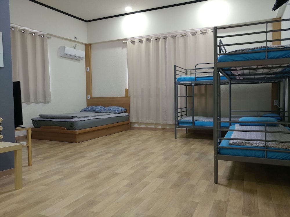 Family Room (6-person) photo 1
