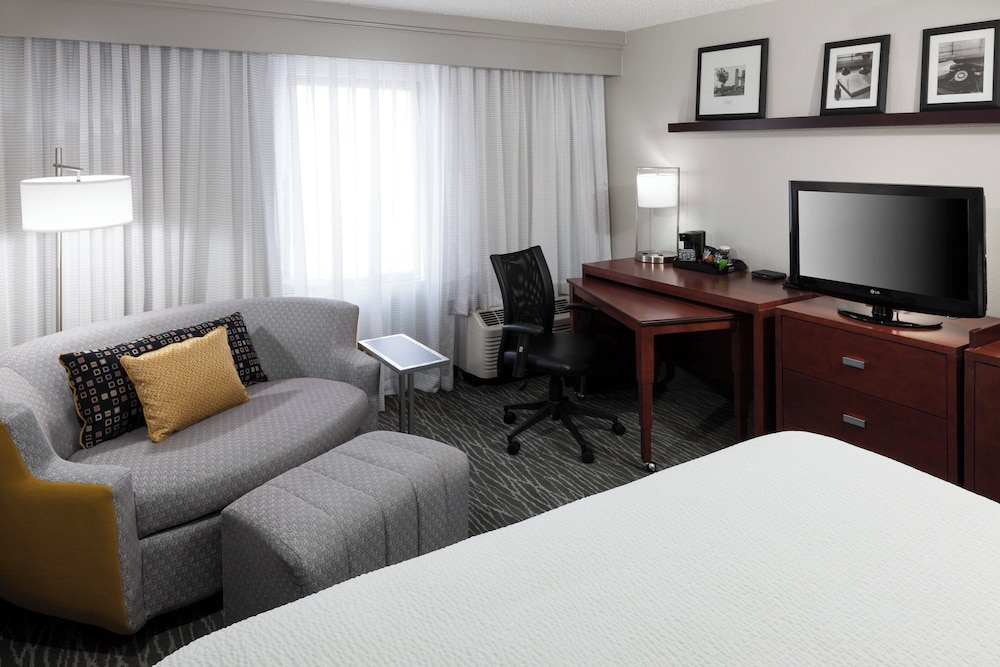 Room, 1 King Bed with Sofa bed, Bathtub (Mobility/Hearing Accessible, Tub) - Photo 2