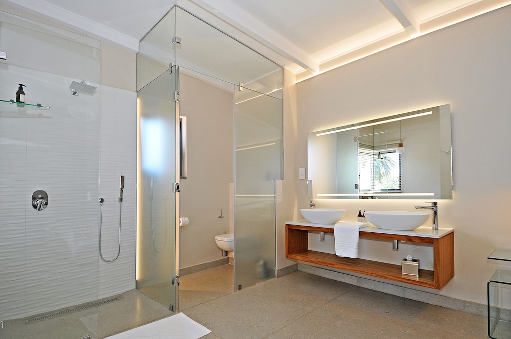 Luxury Suite - Photo 9