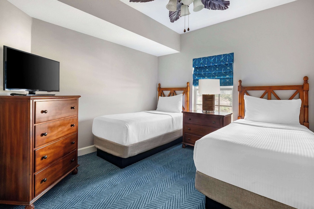 2 Bedroom 1 King 2 Twins Suite Accessible Tub thumbnail 5