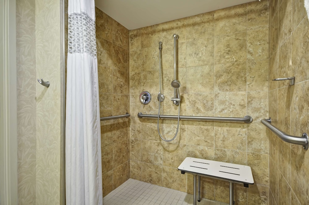 ADA Room, 2 Queen Beds, Roll in Shower - Photo 6
