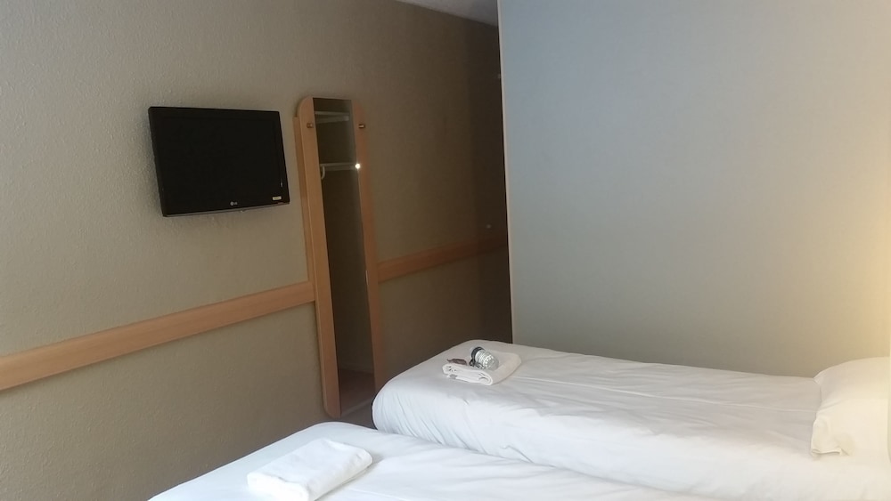Economy Twin Room photo 2