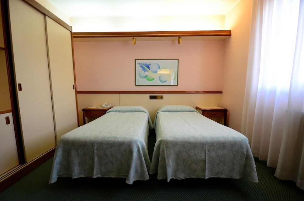 Standard Double Or Twin Room - Photo 2