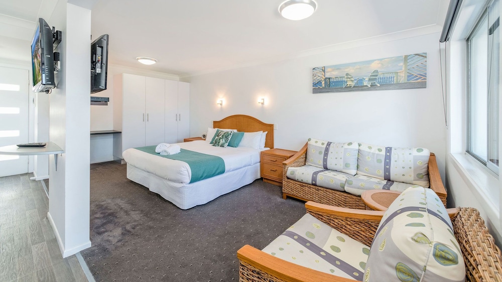 Deluxe Studio, Multiple Beds, Courtyard View photo 2