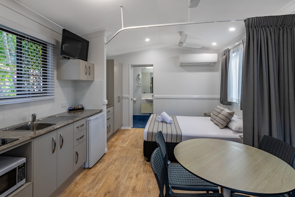 Tropical Ensuite Cabin - a queen bed, set of bunks and a pullout mattress photo 3