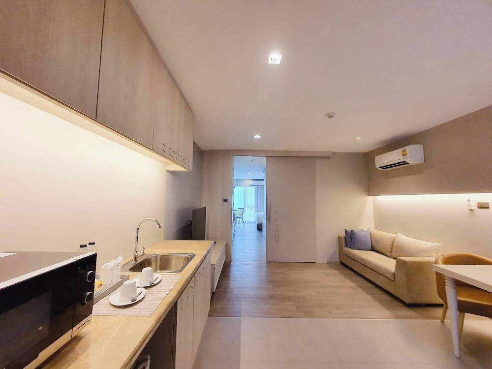 Suite, Pool View - Photo 11