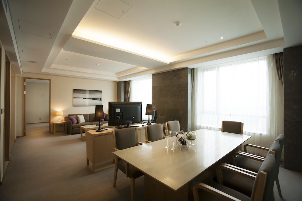 Executive Suite, 1 King Bed, Non Smoking, Refrigerator & Microwave photo 2