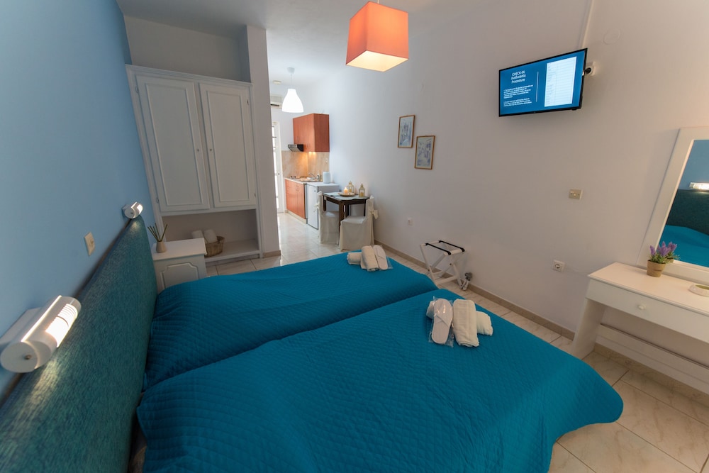 Basic Room, 2 Twin Beds, Pool View photo 1