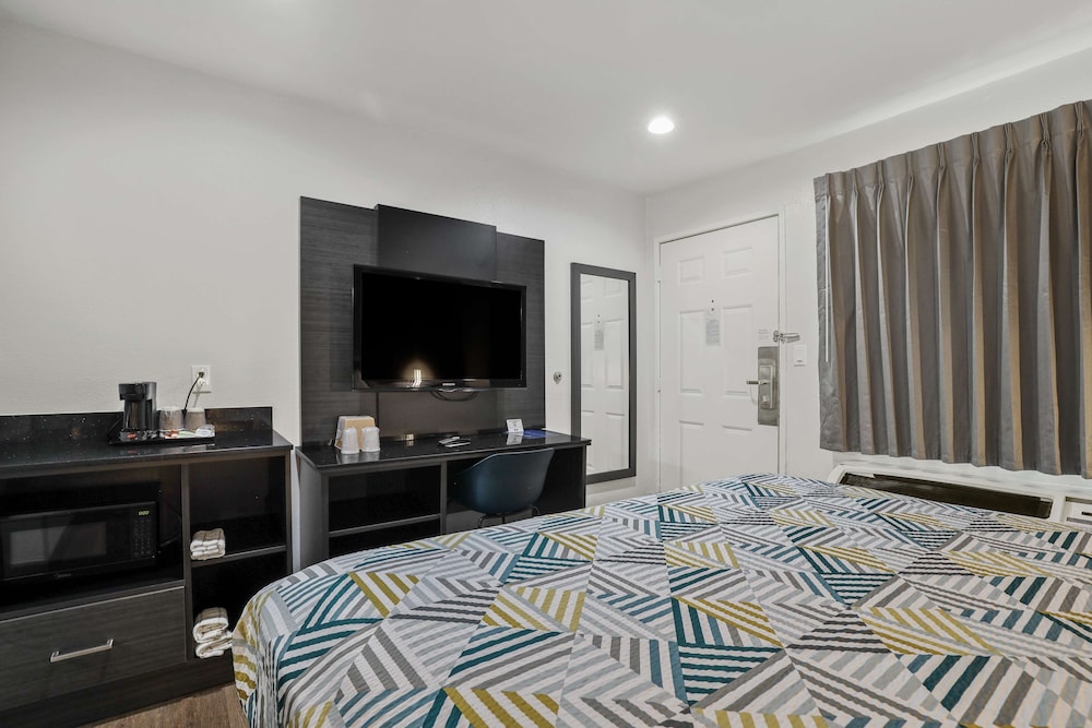 Standard Room, 1 King Bed, Non Smoking, Refrigerator & Microwave - Photo 1