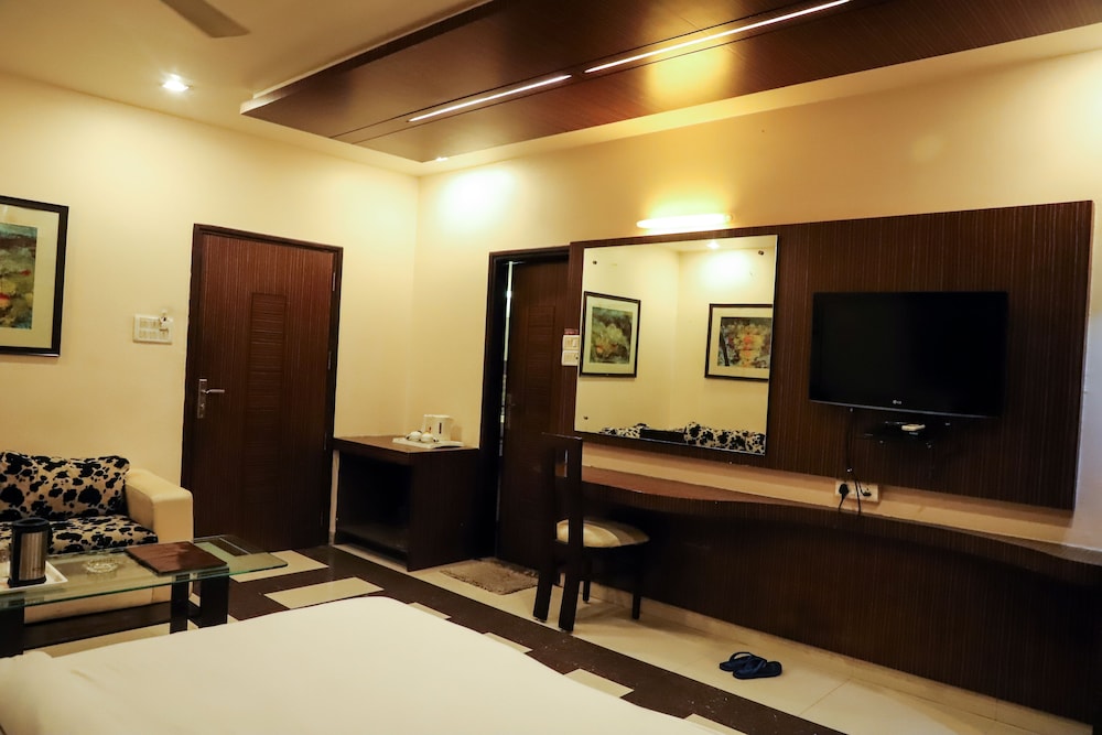 Elite Suite, 1 King Bed, Non Smoking photo 2