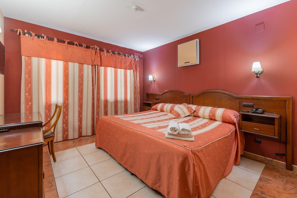 Standard Double Room (2 adults + 1 child) photo 3
