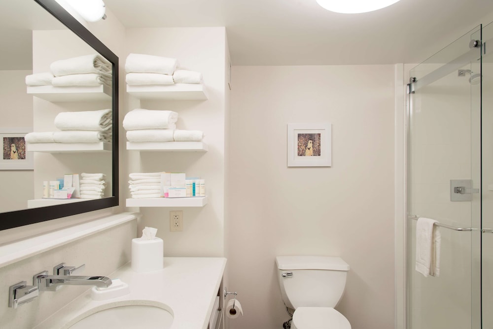 Room, 1 King Bed, Accessible, Non Smoking (Hearing) - Photo 4