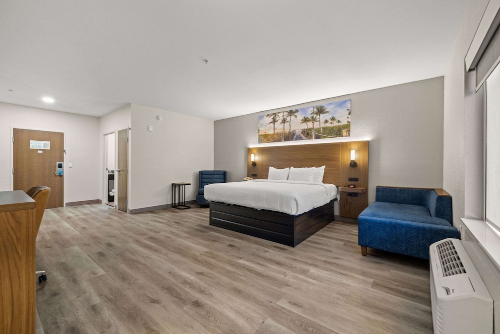 Suite, 1 King Bed with Sofa bed, Non Smoking - Photo 2