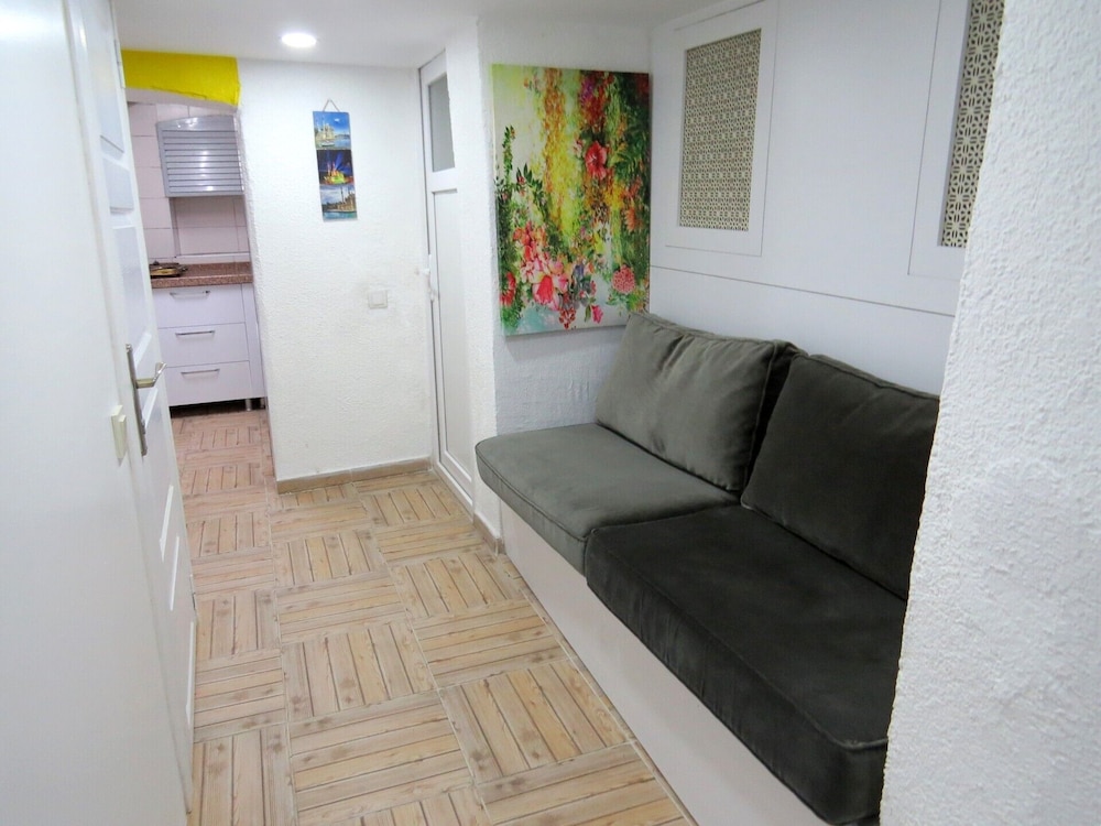 Economy Apartment (Basement) photo 1