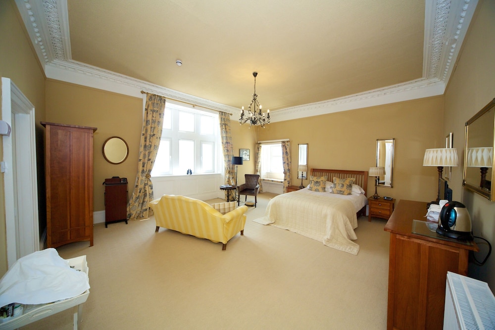 House, 6 Bedrooms (Whole House)
