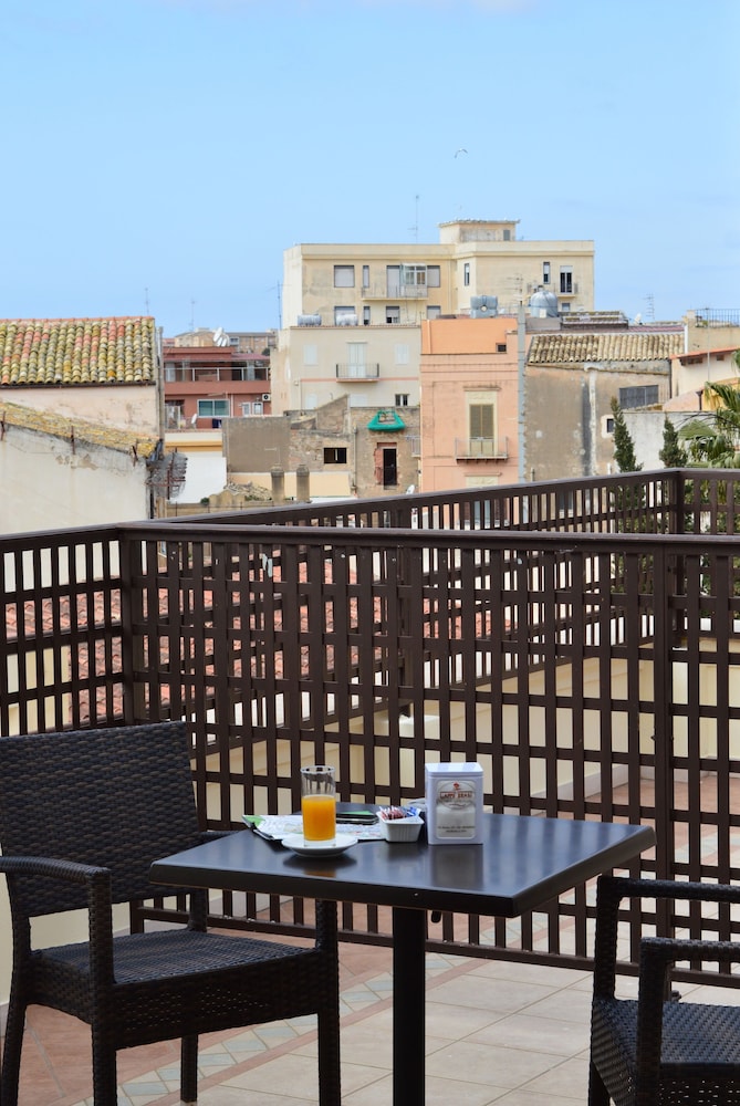 Superior Double Room, Terrace, Partial Sea View (302) - Photo 4