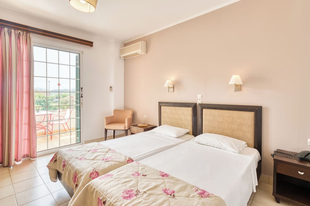 Standard Twin Room - Photo 7