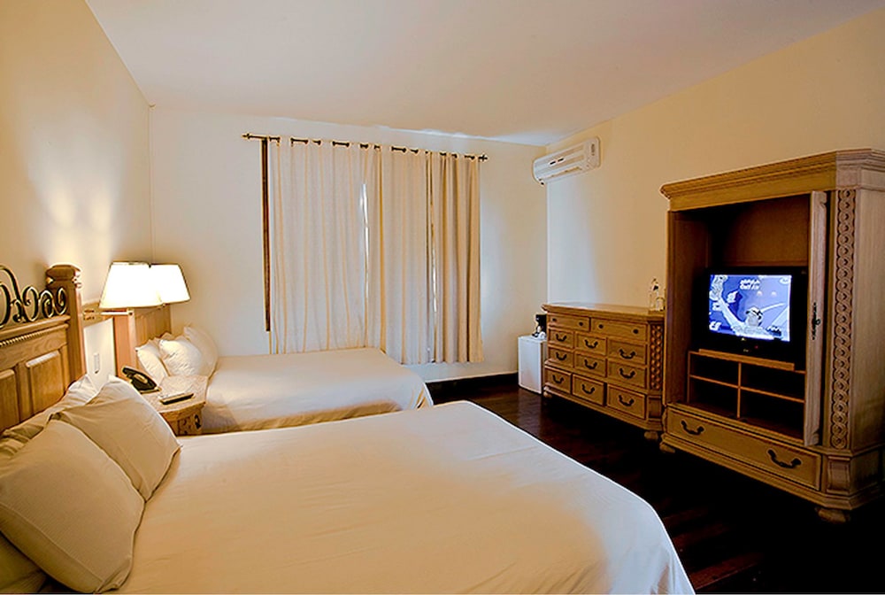 Standard Room, 2 Queen Beds, Garden View photo 3