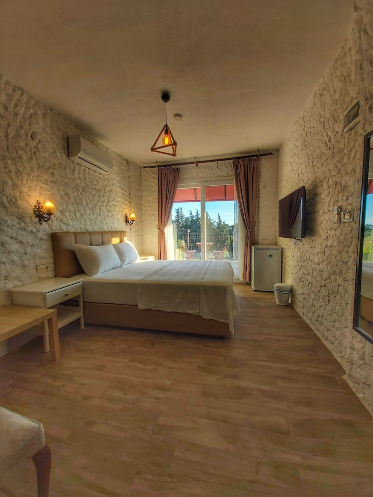 Comfort Room, 1 Queen Bed, Balcony photo 1