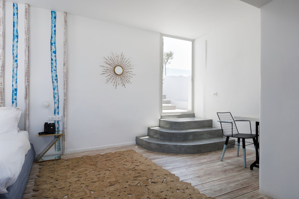 Deluxe Seaview Suite - Photo 14