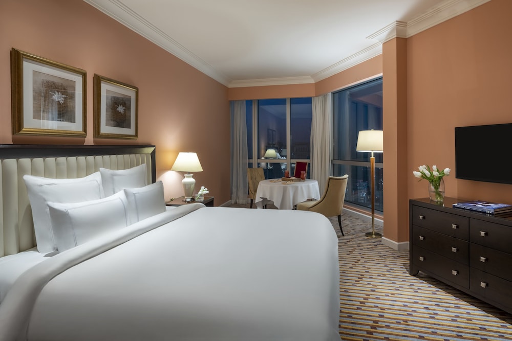 Executive Suite, 1 King Bed (No View)