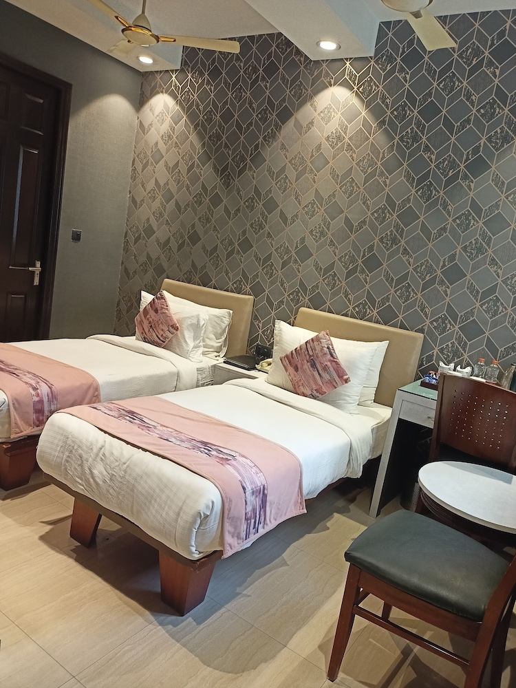 Deluxe Room - Photo 5