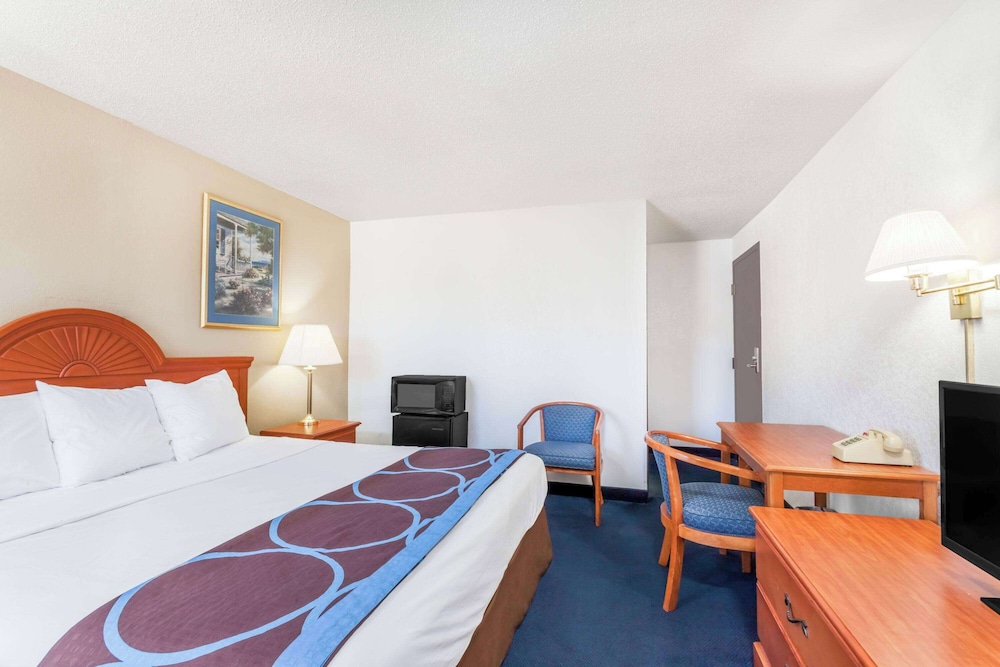 Room, 1 King Bed, Non Smoking - Photo 5