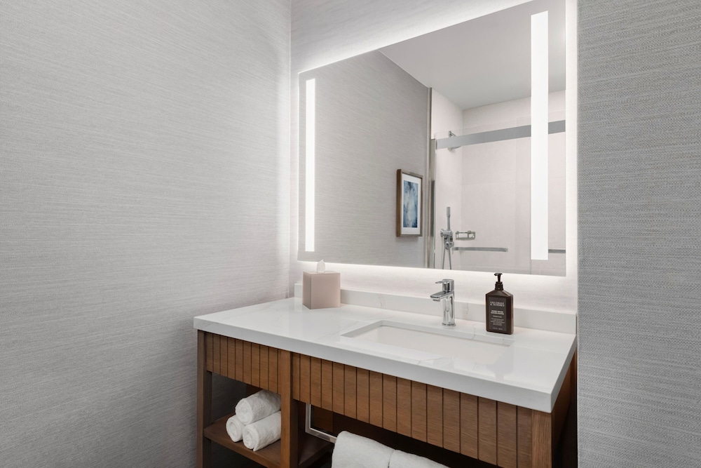 Premium Room, 2 Queen Beds, (Marina Tower Newly Renovated) - Photo 9