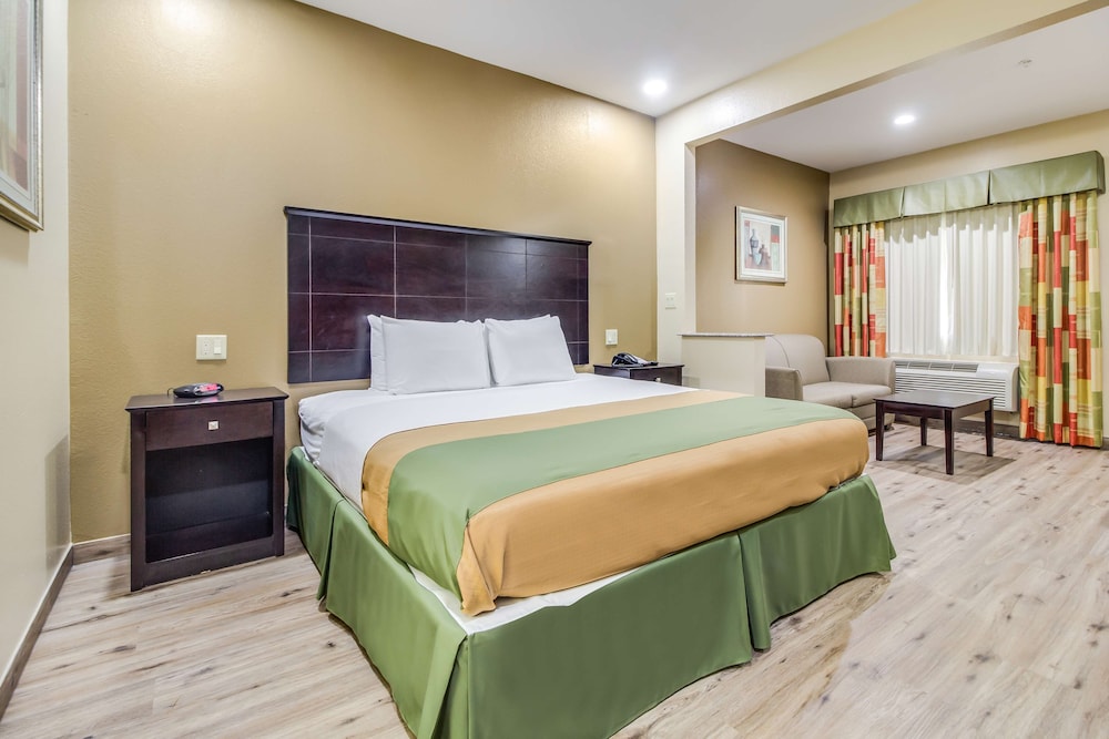 Room, 1 King Bed, Non Smoking - Photo 4